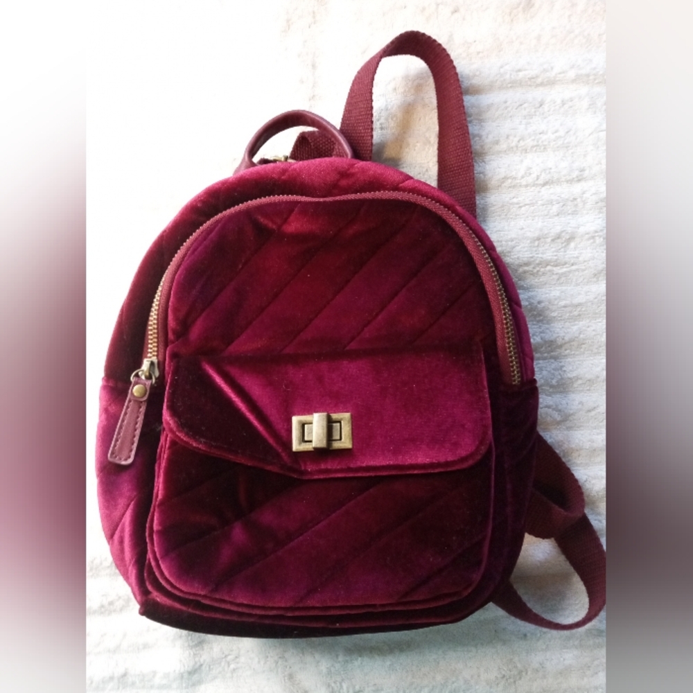 3/$10 Item! Girls Velvet Backpack